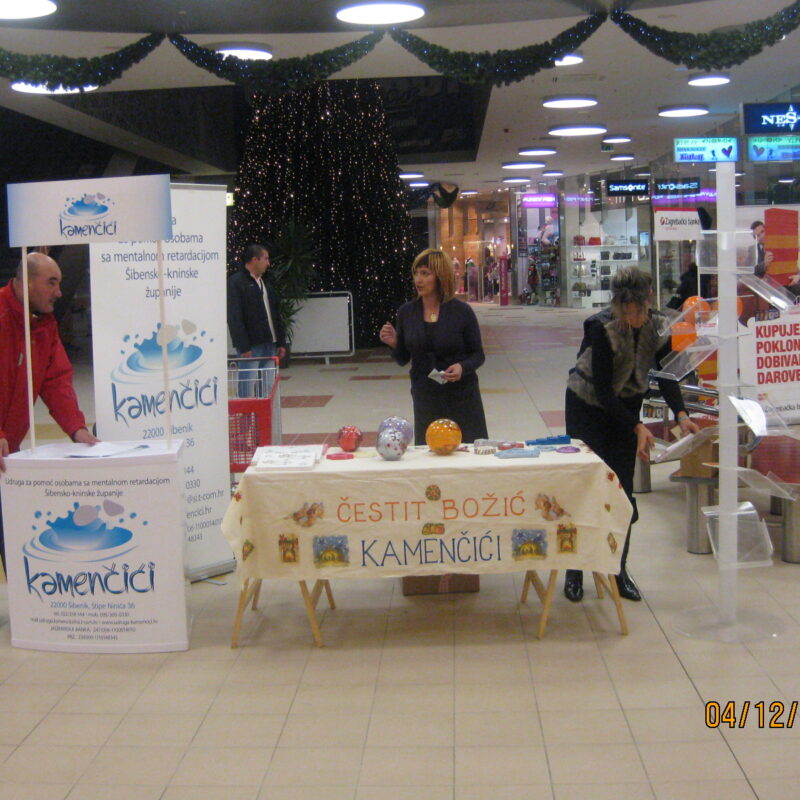 Božićna prodaja u TC Dalmare - Udruga Kamenčići