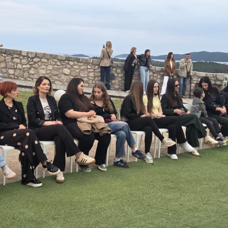 Kamenčići sudjelovali na reviji modne kreatorke Karmen Herceg 01 - Udruga Kamenčići